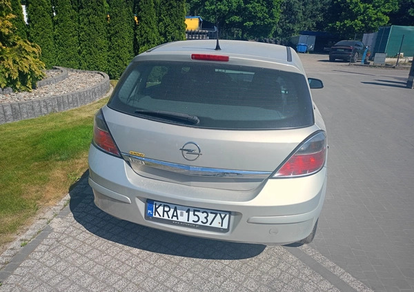 Opel Astra cena 16500 przebieg: 229000, rok produkcji 2010 z Ropczyce małe 154